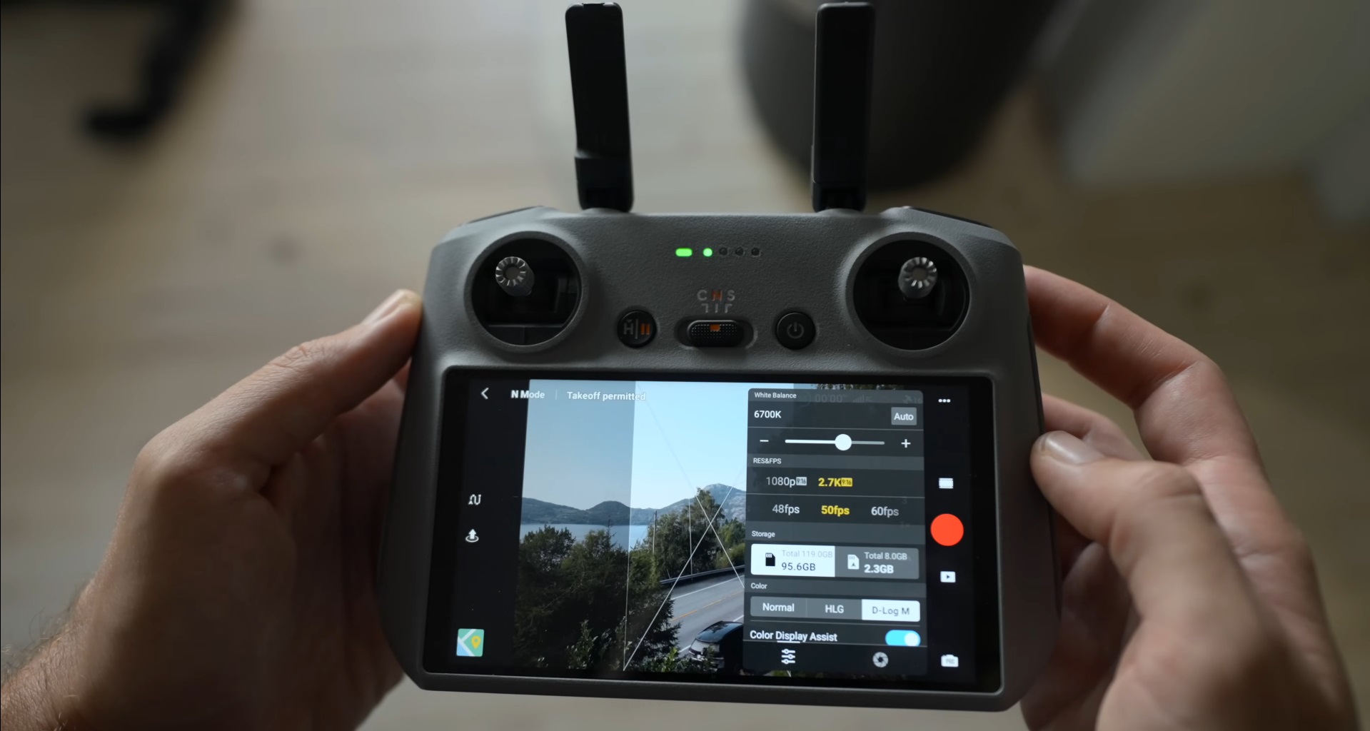 La radiocommande DJI RC 2 est équipée de la technologie de transmission OcuSync 3.0. Conçue pour le DJI Air 3, elle lui offre une portée maximale de 10 km.