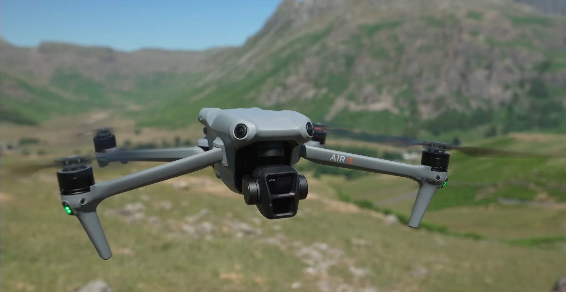 Le DJI Air 3 intègre désormais un système de détection omnidirectionnel, capable de détecter les obstacles dans toutes les directions.