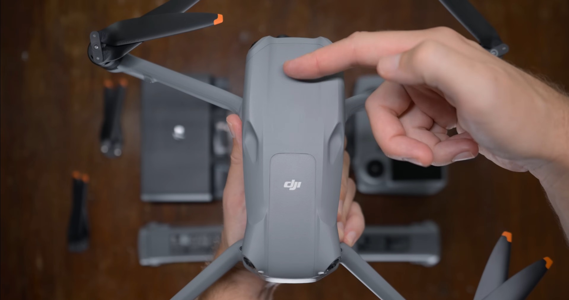 Avec ses 722 grammes sur la balance (batterie incluse), le DJI Air 3 pèse 125 grammes de plus que son prédécesseur l'Air 2S.