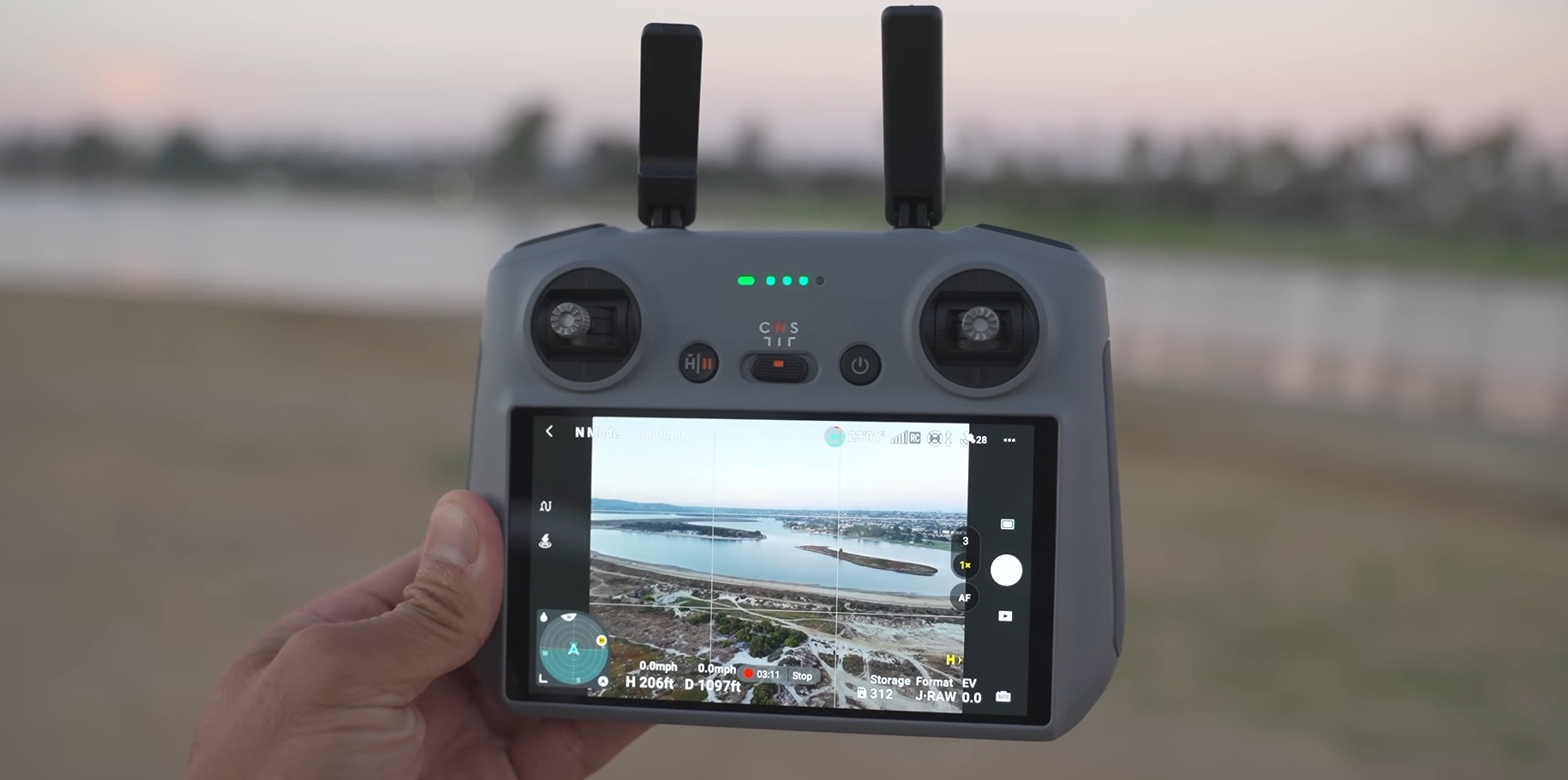 Pour retransmettre l'image jusqu'à la radiocommande, le DJI Air 3S utilise la technologie de transmission OcuSync 4.0 en Wi-Fi 6.