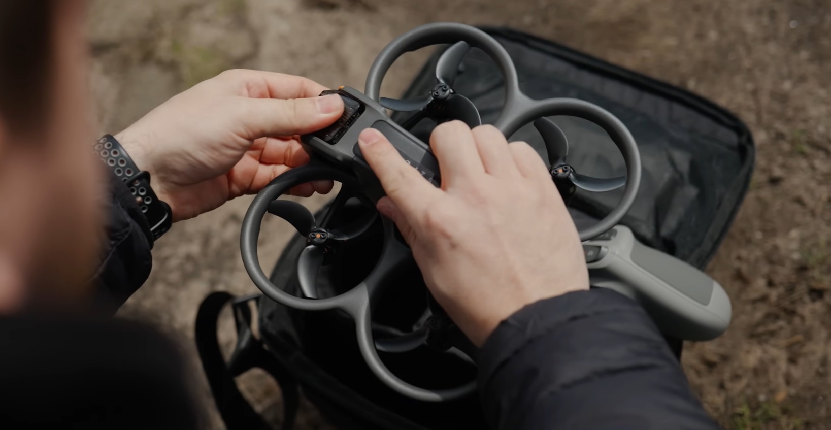 La batterie s'insère désormais dans le châssis du drone et se verrouille des deux côtés.