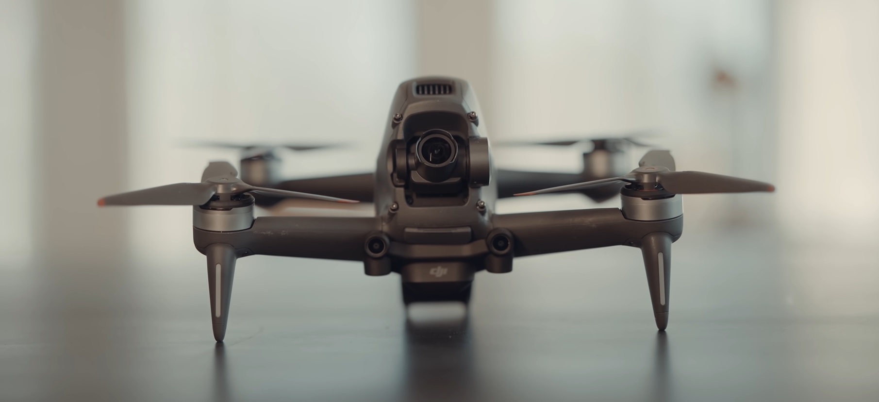 Le DJI FPV est compact (25,5 x 31,2 cm) mais lourd pour sa taille : 795 grammes avec sa batterie.