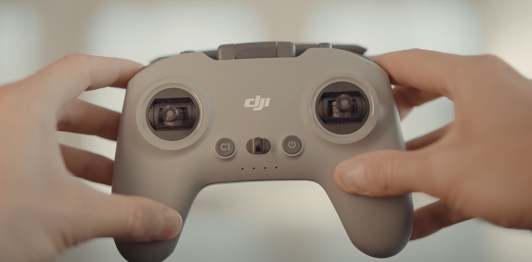 La radiocommande livrée avec le DJI FPV ressemble beaucoup à une manette de console de jeu, avec ses deux joysticks amovibles