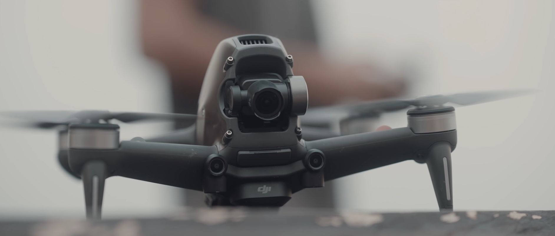 La caméra embarquée sur le DJI FPV filme jusqu'en 4K 60 ips avec un champ de vision horizontal de 150°.