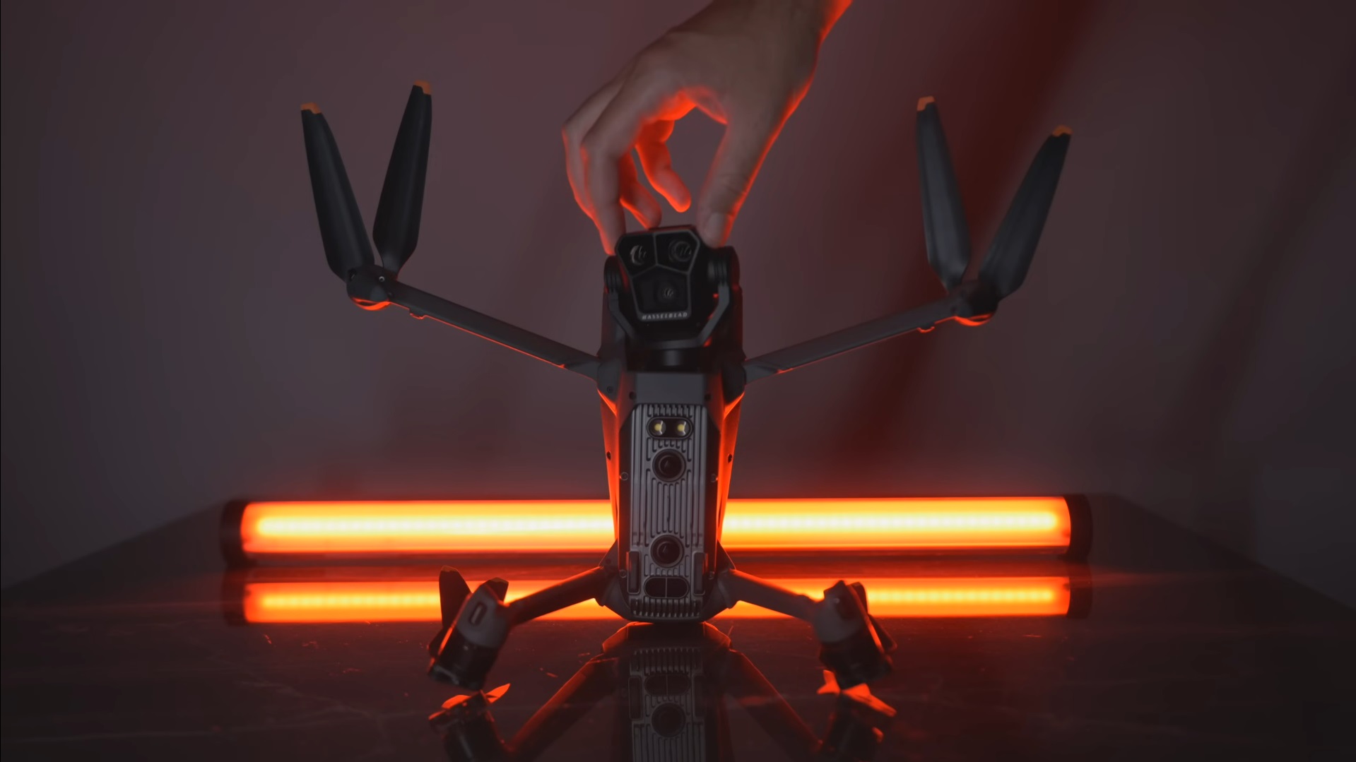 Le Mavic 3 Pro est pourvu de bras repliables qui permettent de réduire drastiquement l'encombrement lors du transport.