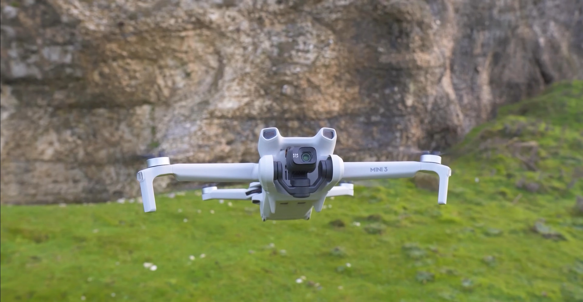 Seul un capteur situé sous le DJI Mini 3 assure la détection d'obstacles vers le bas.