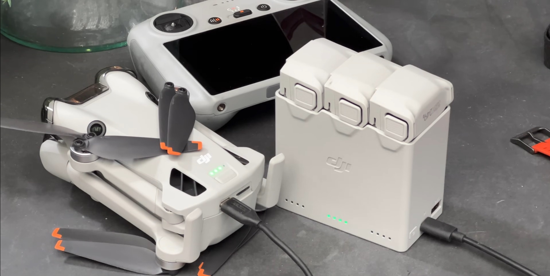 Le DJI Mini 4 Pro reprend globalement le même design que celui du Mini 3 Pro