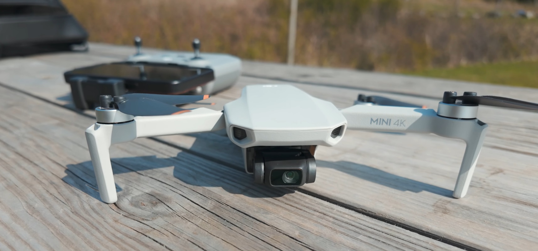 Le DJI Mini 4K affiche des mensurations de seulement 13,8 x 8,1 x 5,8 cm (replié) et un poids plume de 249 g sur la balance