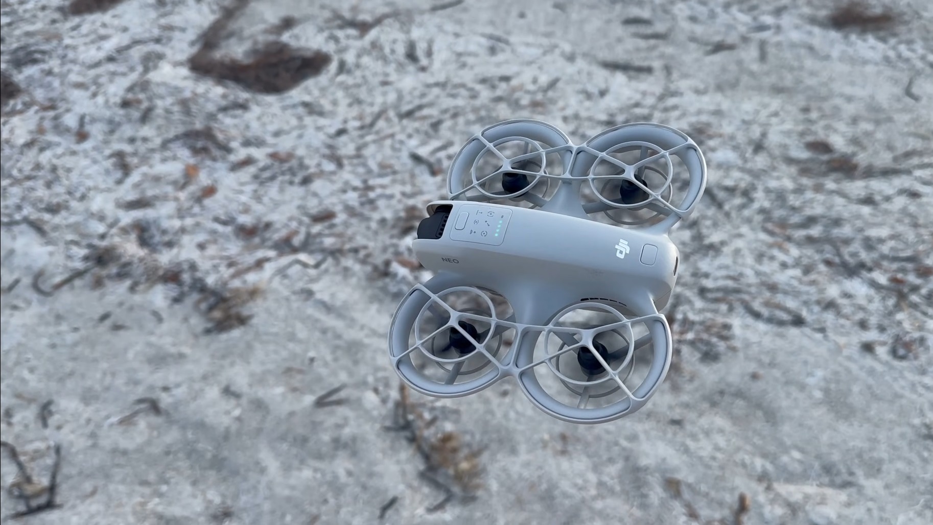 Le DJI Neo est pourvu d'une coque monobloc en plastique gris clair qui intègre les moteurs, les hélices et un système de protection à 360°.