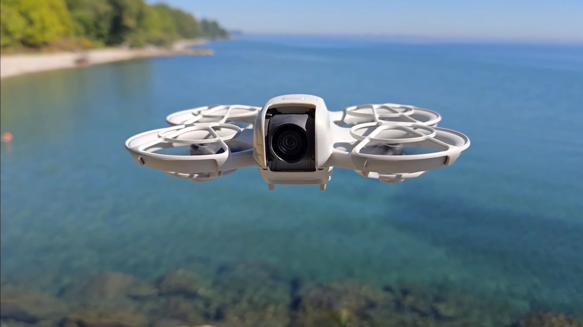 Le DJI Neo embarque un capteur 1/2 pouce de 12 MP associé à un objectif équivalent 24mm ouvrant à f/2.8.