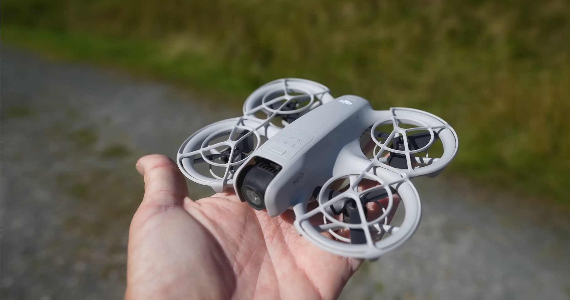 Le DJI Neo est donc un drone ultra-compact et léger. Ses dimensions lui permettent de tenir dans la poche d'un pantalon.