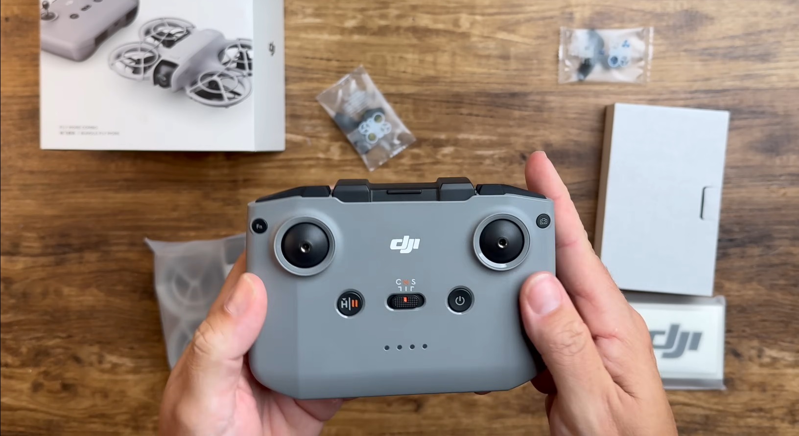 La télécommande DJI RC-N3 est incluse dans le pack Fly More.